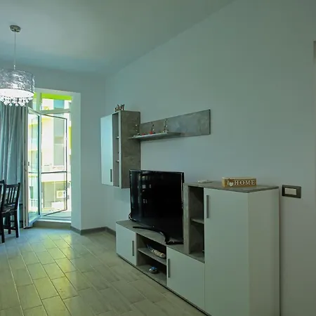 Isabelle Alezzi Mamaia Nord Apartment